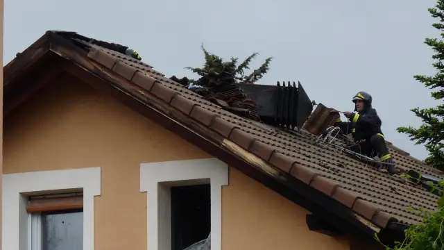 El incendio de una chimenea provoca daños materiales en la cubierta de una vivienda en Jaca.