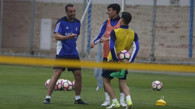 Edu Bedia, en el centro, en un momento distendido del entrenamiento bajo la lluvia de este jueves, junto a Ros (con el balón, de espaldas) y José Enrique.