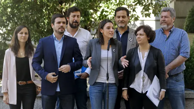 Irene Montero acompañada por otros miembros de Unidos Podemos.