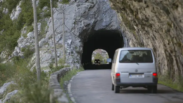 Los estrechos túneles de La Inclusa dificultan el paso de un vehículo pesado y otro ligero a la vez.