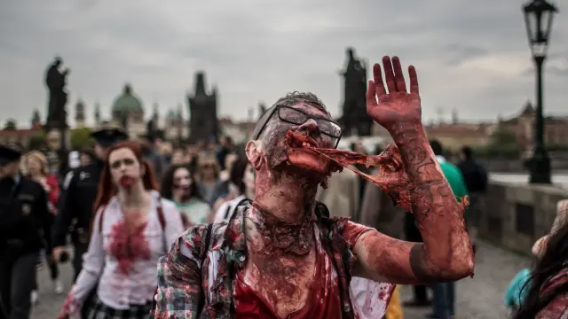 Cientos de zombis recorren calles de Praga
