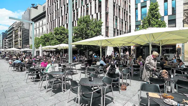 Algunas de las terrazas de la ciudad, como esta en la plaza de España, rondan el medio centenar de mesas.