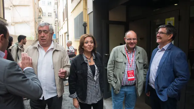Miembros del Gobierno de Aragón votan en Teruel a su candidato en las primarias del PSOE.