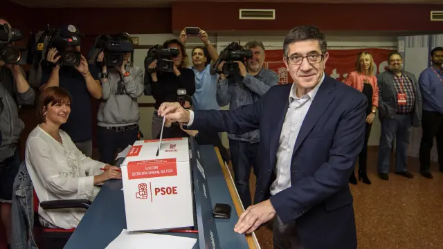Patxi López votando.