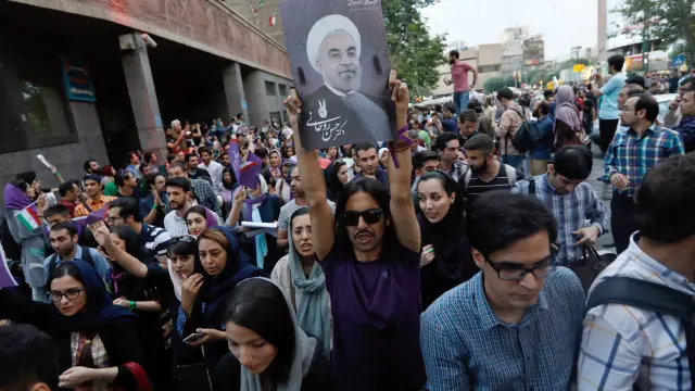Partidarios de Rohaní por las calles de Teherán.