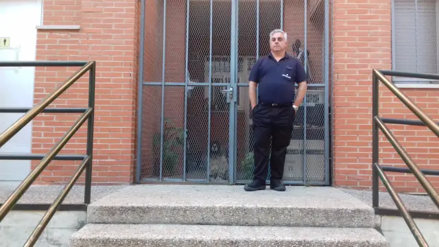 Enrique Capdevila, oficial de mantenimiento que vive en la casa del colegio Tomás Alvira.