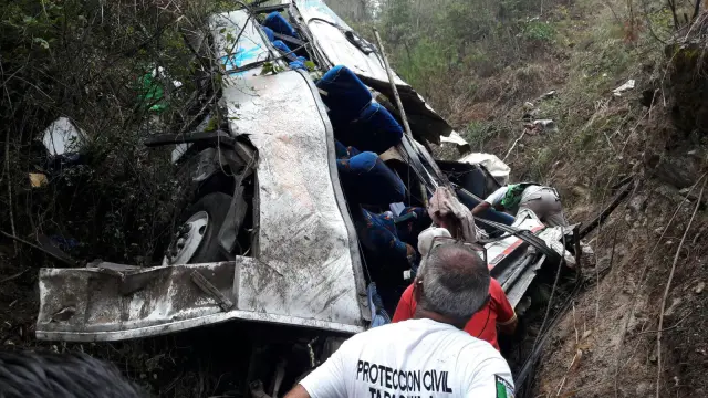 Mueren 17 personas tras caer un autobús por un barranco de 90 metros de profundidad en Chiapas.