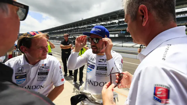 Fernando Alonso habla con miembros de su equipo en Indianápolis.