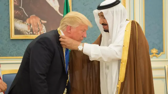 Trump recibe una condecoración del rey Salman, durante su visita a Riad.