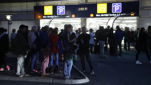Decenas de personas a las puertas del aeropuerto de Landvetter, en la ciudad de Gotemburgo.