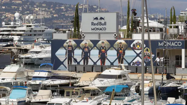 Vista de la sede de la escudería Red Bull en el puerto de Mónaco.