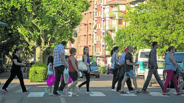 Un grupo de bilbilitanos cruzando un paso de cebra del centro de la ciudad.