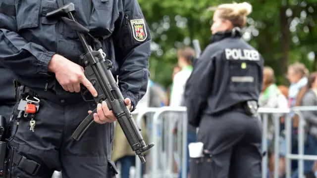Policía alemana frente a la puerta de Brandeburgo.