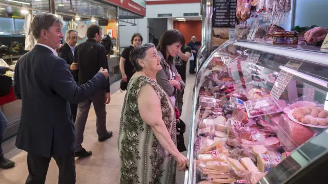 El alcalde Santisteve visitó ayer el mercado de San Vicente de Paúl y charló con algunos de los detallistas.