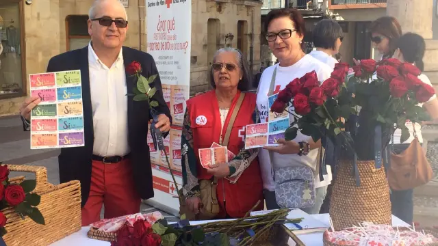 El presidente de Cruz Roja Soria, Modesto Fernández, en el puesto de venta de boletos y regalo de rosas en la plaza de El Rosel
