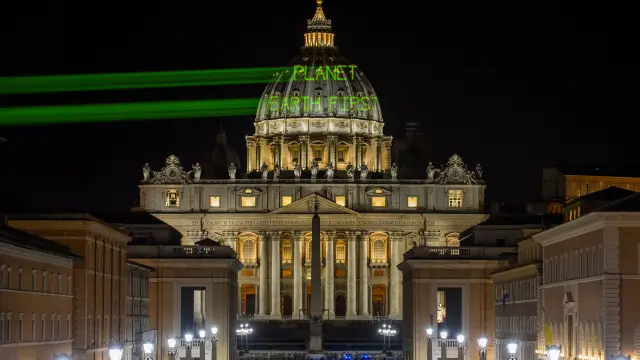 Greenpeace proyectó la frase 'La Tierra primero' sobre la cúpula de San Pedro del Varticano.