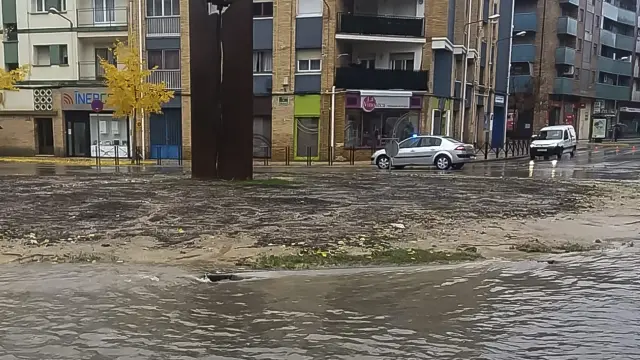 Rotonda de la avenida Monegros de Huesca durante el último episodio de lluvias torrenciales.