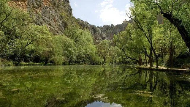 Lago del Espejo en el Monasterio de Piedra.