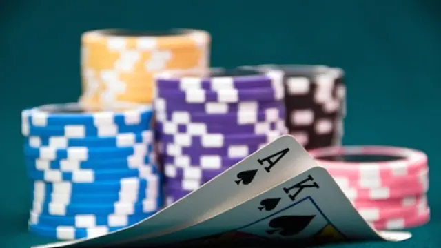 Cartas y fichas en una partida de poker