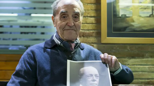El médico Gonzalo Bayo, con un retrato de su abuelo, el alcalde de Zaragoza Gonzalo González-Salazar