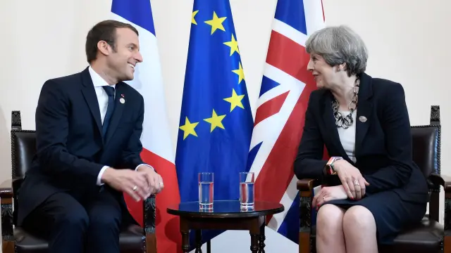 Emmanuel Macron y Theresa May  en su encuentro este viernes en Taormina (Italia) con motivo de la reunión del G-7.