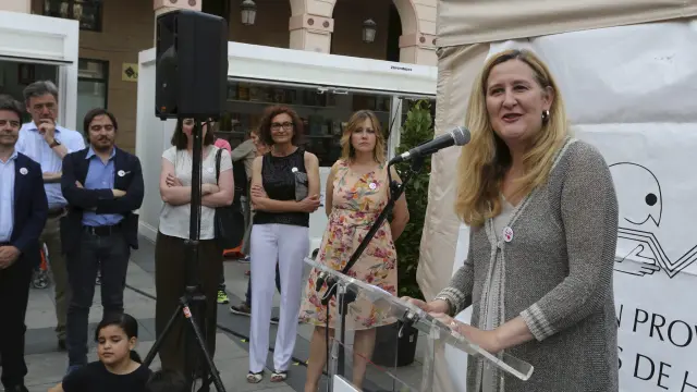 La escritora Luz Gabás inauguró ayer la Feria del Libro de Huesca, que se celebrará hasta el 4 de junio en la plaza López Allué.
