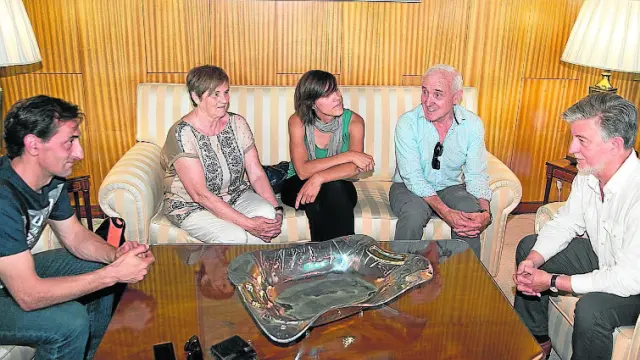 Santisteve (d) conversa con los familiares de David Cañada.
