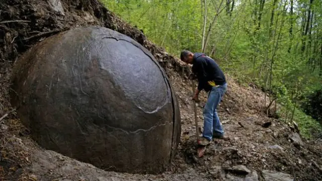 Una enigmática roca redonda en Bosnia se convierte en un imán para turistas