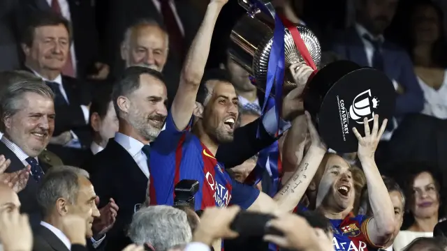 El Rey y el ministro de Educación aplauden a los jugadores de FC Barcelona tras lograr la Copa del Rey.