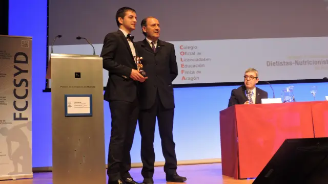 José Luis Pérez Lasierra recoge el Discóbolo en miniatura que premia al mejor expediente en Ciencias del Deporte.