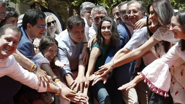 Rivera pide dar una "patada democrática" al proceso catalán
