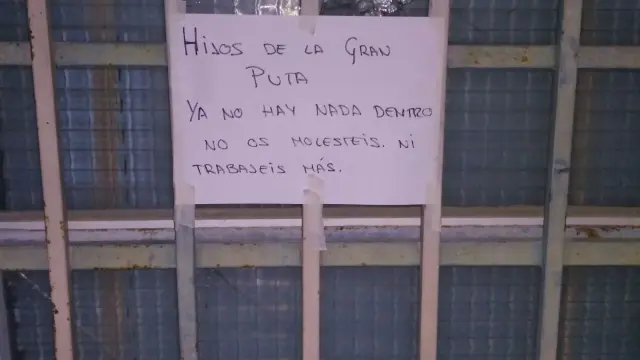 La propietaria, desesperada, ha puesto un cartel en la puerta de su vivienda avisando a los ladrones