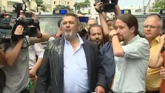 Los taxistas lanzan un huevo que salpica a Pablo Iglesias