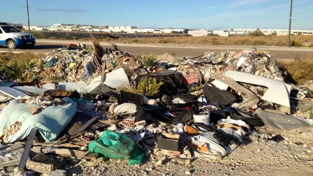 Residuos vertidos por talleres ilegales en Zaragoza