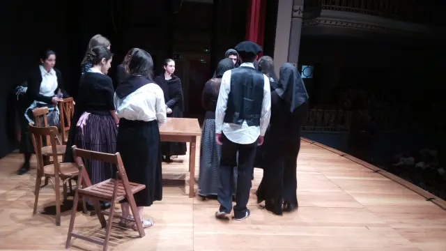 Varios estudiantes durante la representación de 'La casa de Bernarda Alba'.
