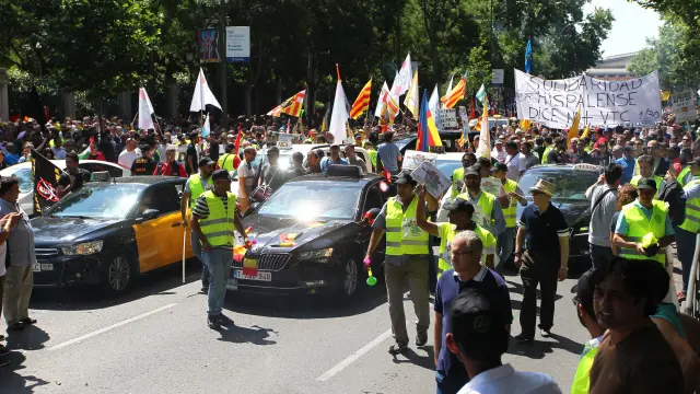 Una protesta de taxistas en el Prat contra Uber y Cabify.