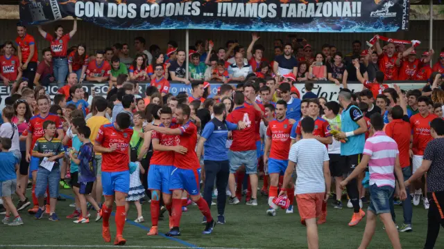 Los aficionados rojillos felicitando a los jugadores tras el partido de vuelta de la primera eliminatoria.