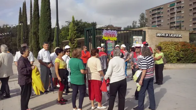 Voluntarios de Zaragoza y participantes en uno de los recorridos de la iniciativa 'Parques con corazón', en el Parque Delicias.