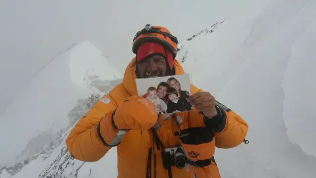 Javier Camacho muestra una foto de su familia en la cumbre del Lhotse, a 8.516 metros de altura. jc