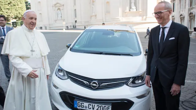 El Papa Francisco recibe un Opel Ampera-e.