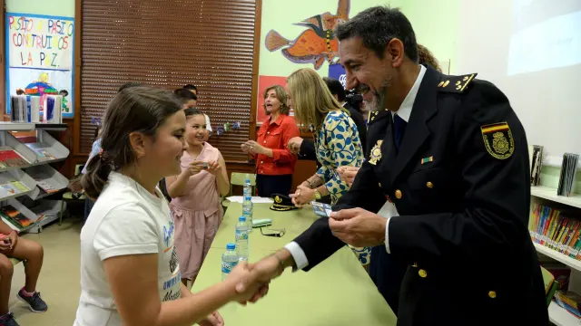 El inspector Emilio Latorre entrega el carné de Ciberexpert@ a una alumna del colegio El Parque.