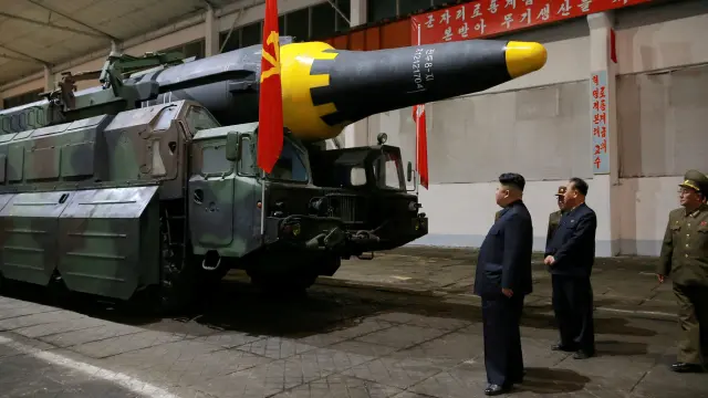 Kim Jong-un inspecciona un misil de largo alcance norcoreano.