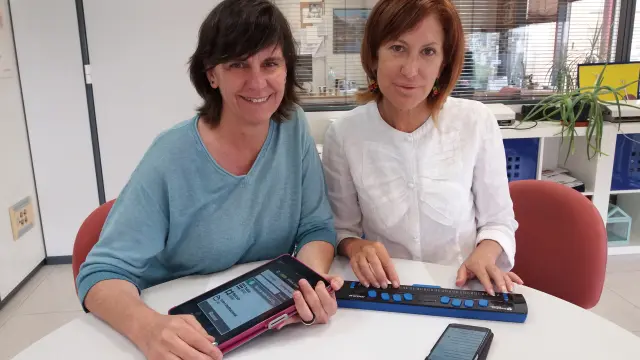 Isabel Gómez y Nieves Santorum, con algunas apps de la ONCE