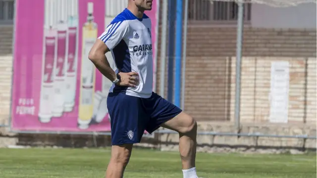 César Láinez, apoyado en un accesorio de goma, observa el inicio del entrenamiento del Real Zaragoza.