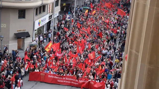 Miles de personas se manifiestan en Pamplona en defensa de bandera de Navarra