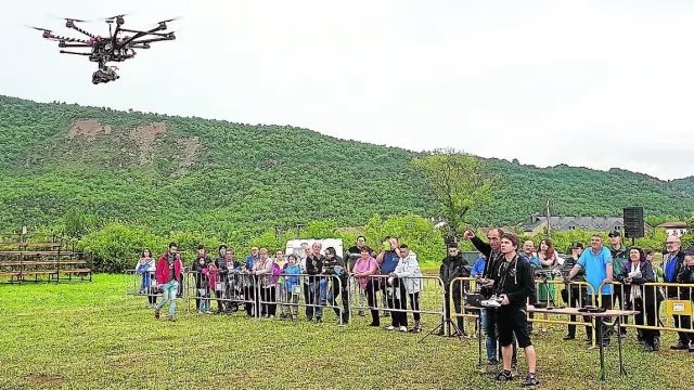 Exhibición de un dron y sus aplicaciones para la ganadería y la agricultura.
