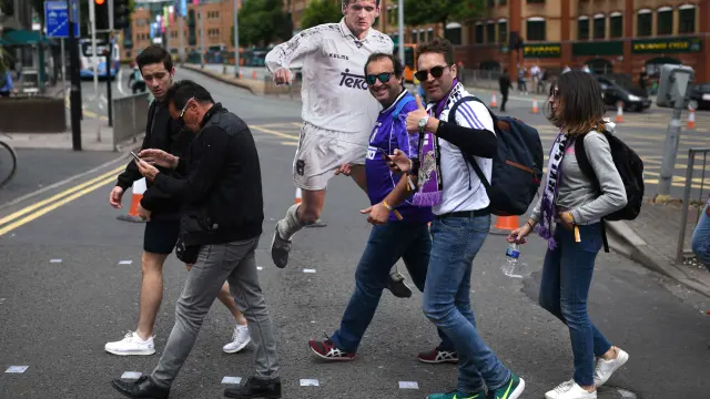 Aficionados del Real Madrid, antes de la final.