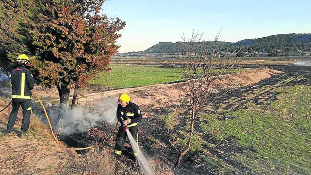 Los bomberos de Huesca actúan en una de las muchas quemas de rastrojos incontroladas.