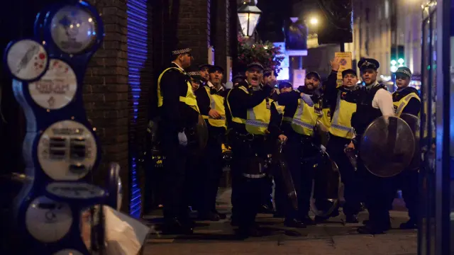 La policía en Londrés pone en marcha un dispositivo de búsqueda de sospechosos.