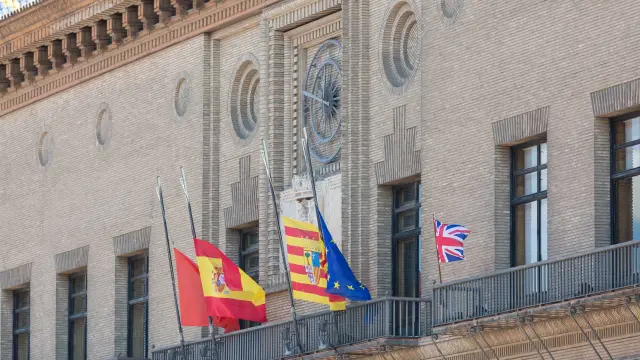 La bandera de Reino Unido ondea en el Ayuntamiento de Zaragoza.